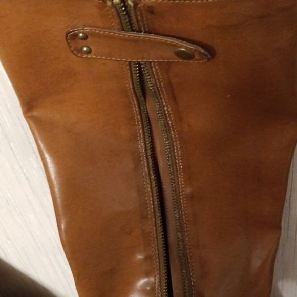 Womens tan boots.  Side zip - Picture 3 of 4